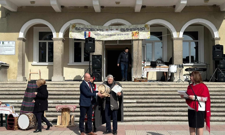 Празник на виното и лозарите отбелязаха в Брезово